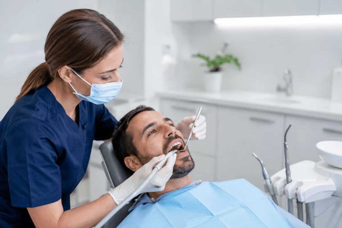 Periodoncia en Sevilla: cuándo el sangrado de encías requiere atención 4 tratamiento periodontal limpieza profunda