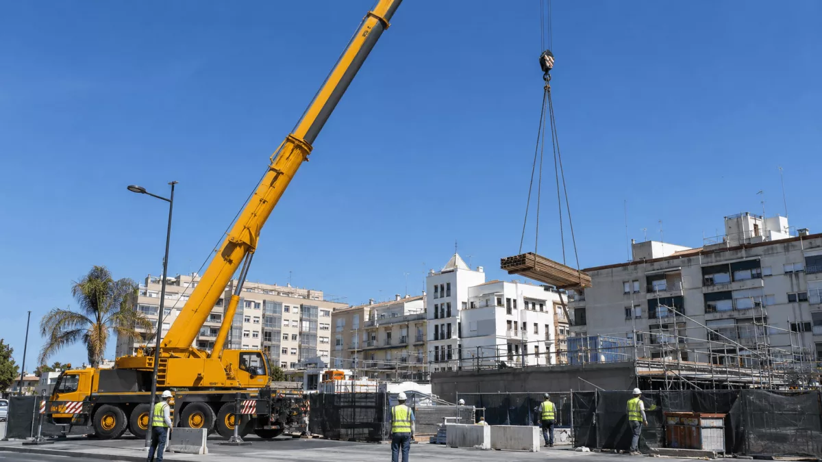 Alquiler de grúas en Sevilla: cómo elegir el equipo adecuado para cada trabajo 1 alquiler gruas sevilla obra urbana