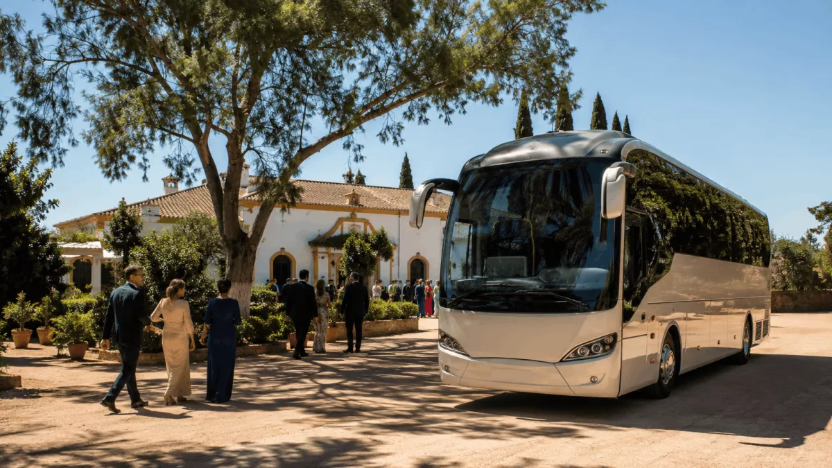 Alquiler de autocares en Sevilla: qué tener en cuenta para organizar un viaje en grupo 3 autocar bodas sevilla