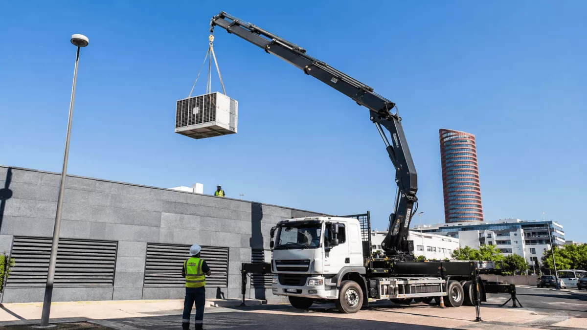 Alquiler de grúas en Sevilla: cómo elegir el equipo adecuado para cada trabajo 3 grua pluma climatizacion sevill