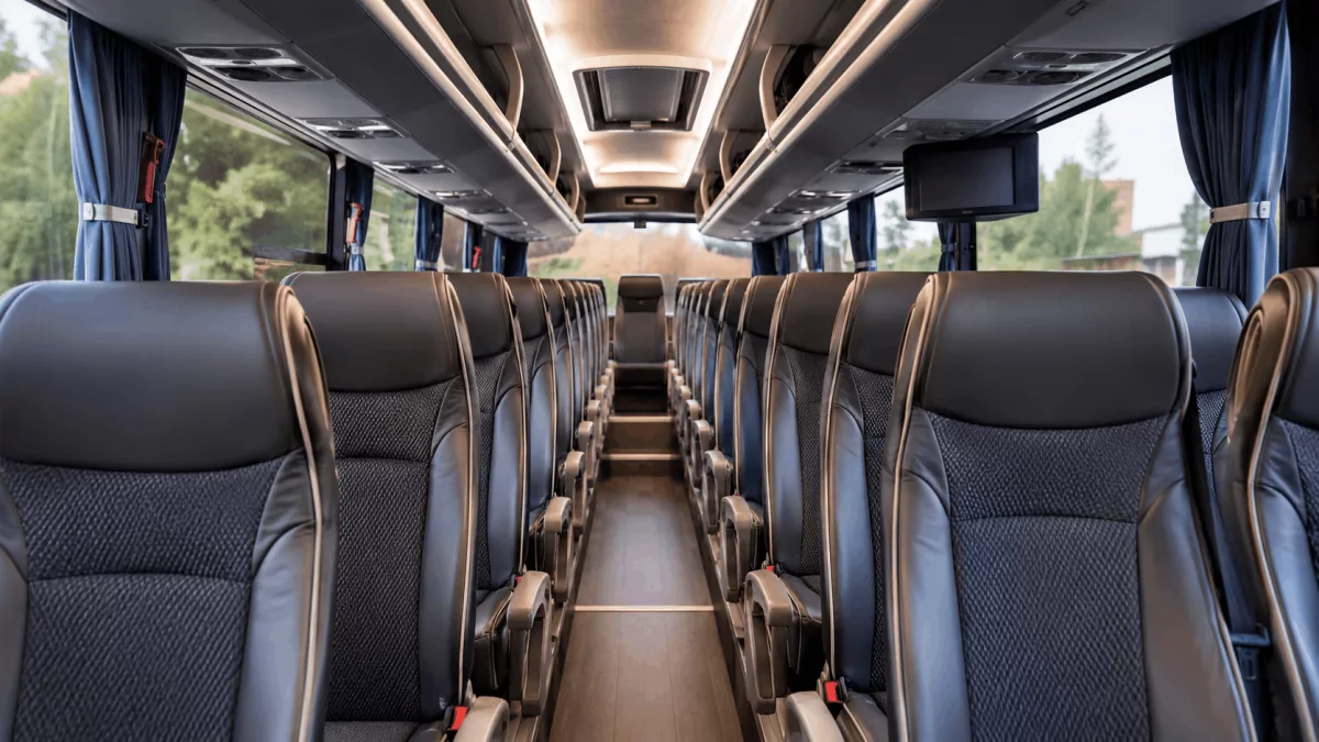 Alquiler de autocares en Sevilla: qué tener en cuenta para organizar un viaje en grupo 5 interior autocar viajes grupo